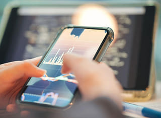 مستثمر يراجع وضوح خطوات تحويل الأموال وسحبها